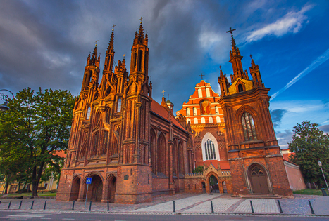 Vilniaus senamiestis architektūrinė įvairovė ir daugiakultūrė aplinka